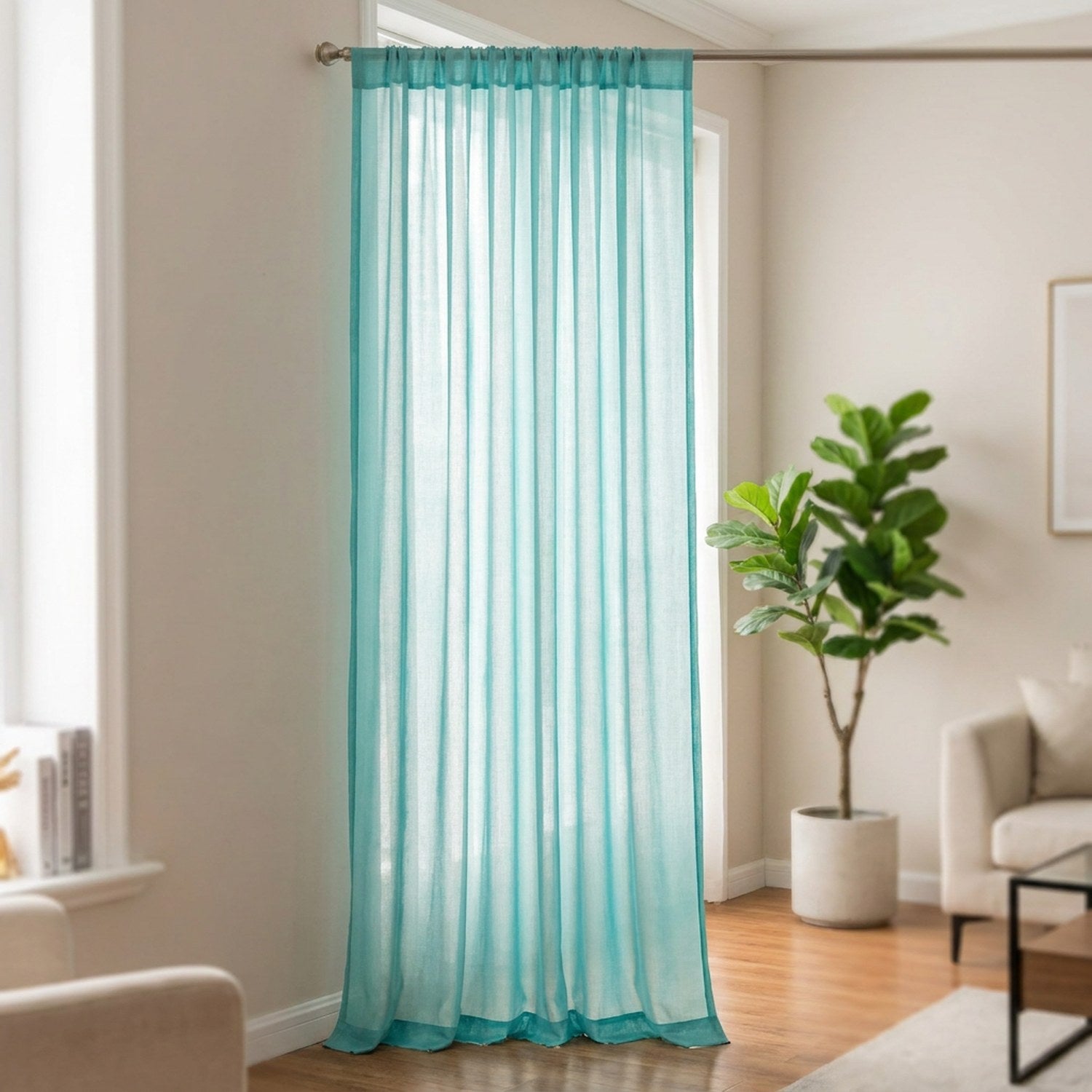 Voilage uni turquoise suspendu à une fenêtre dans un salon moderne