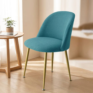 Housse de chaise turquoise extensible ajustée sur une chaise scandinave