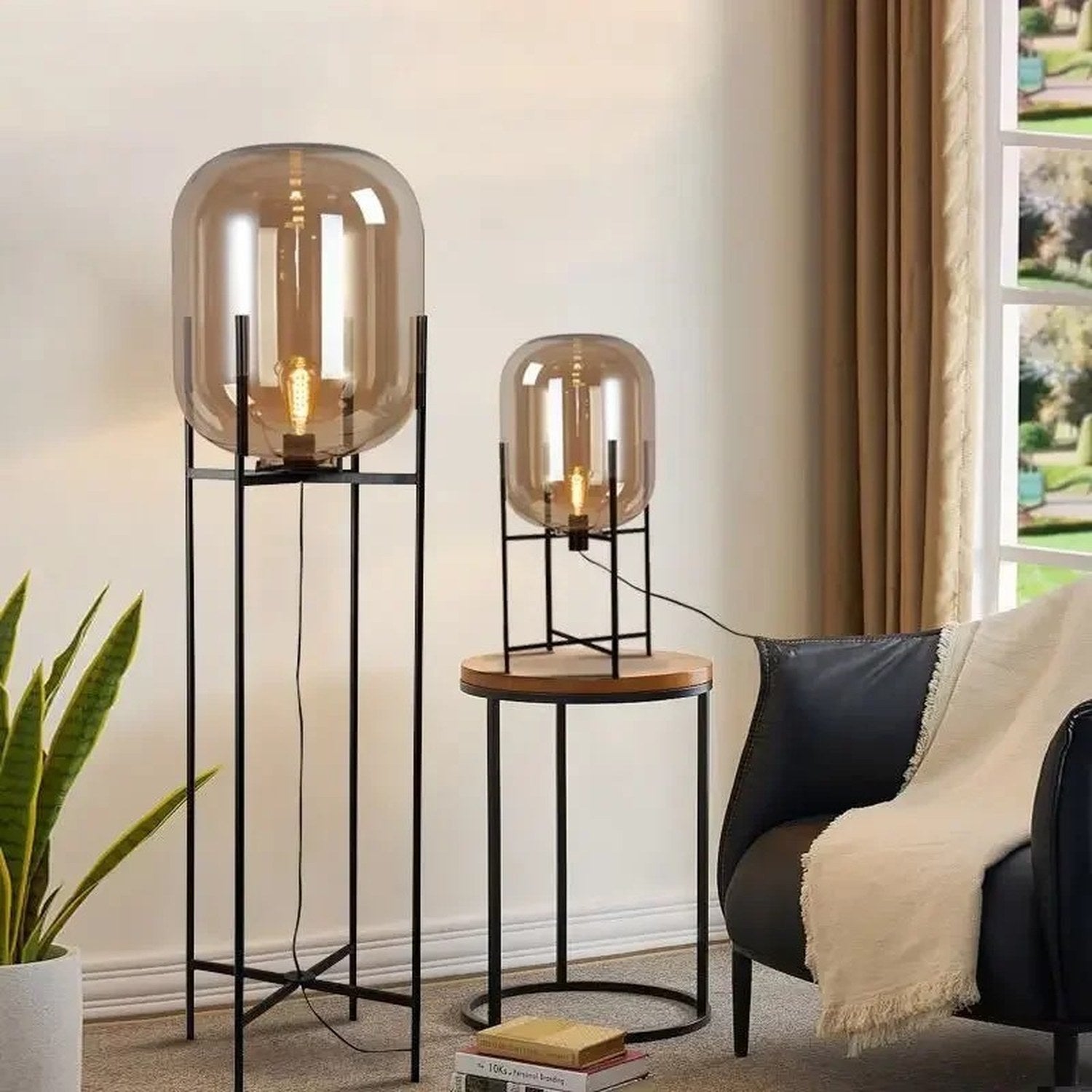 Deux lampadaires nordiques en verre ambré allumés dans un salon avec canapé