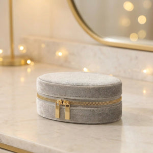 Boîte à bijoux en velours gris au format ovale compact