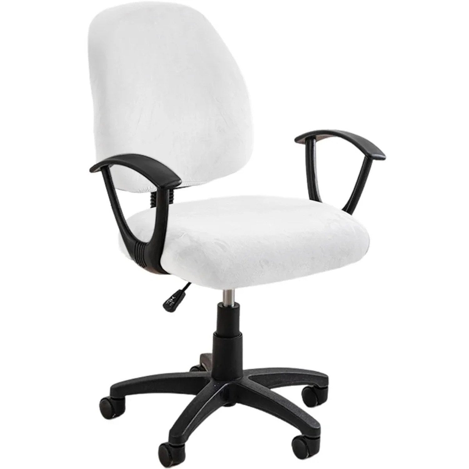 Housse de chaise de bureau en velours blanc installee sur un fauteuil de bureau