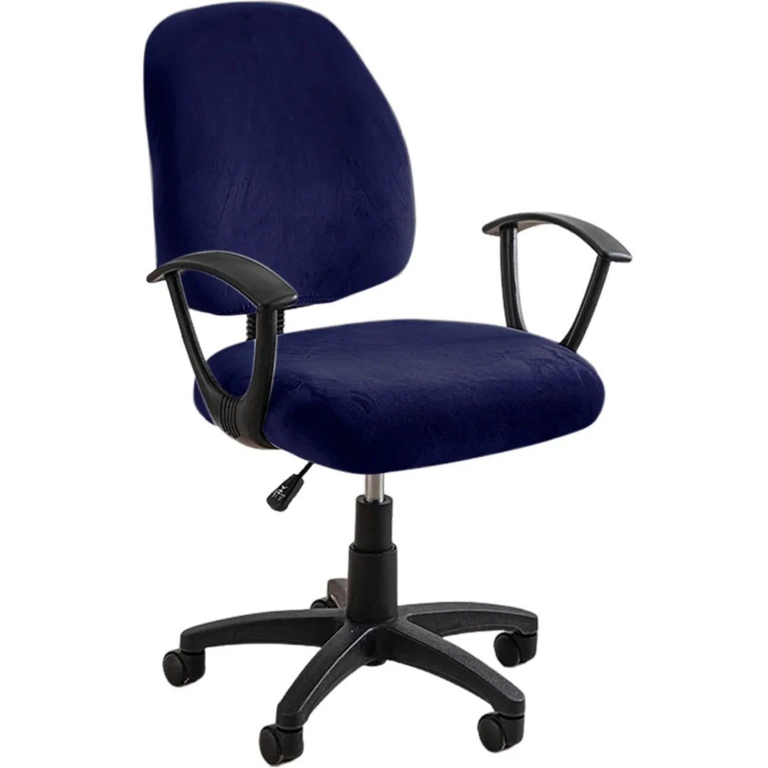 Housse de chaise de bureau en velours bleu marine installee sur un fauteuil de bureau