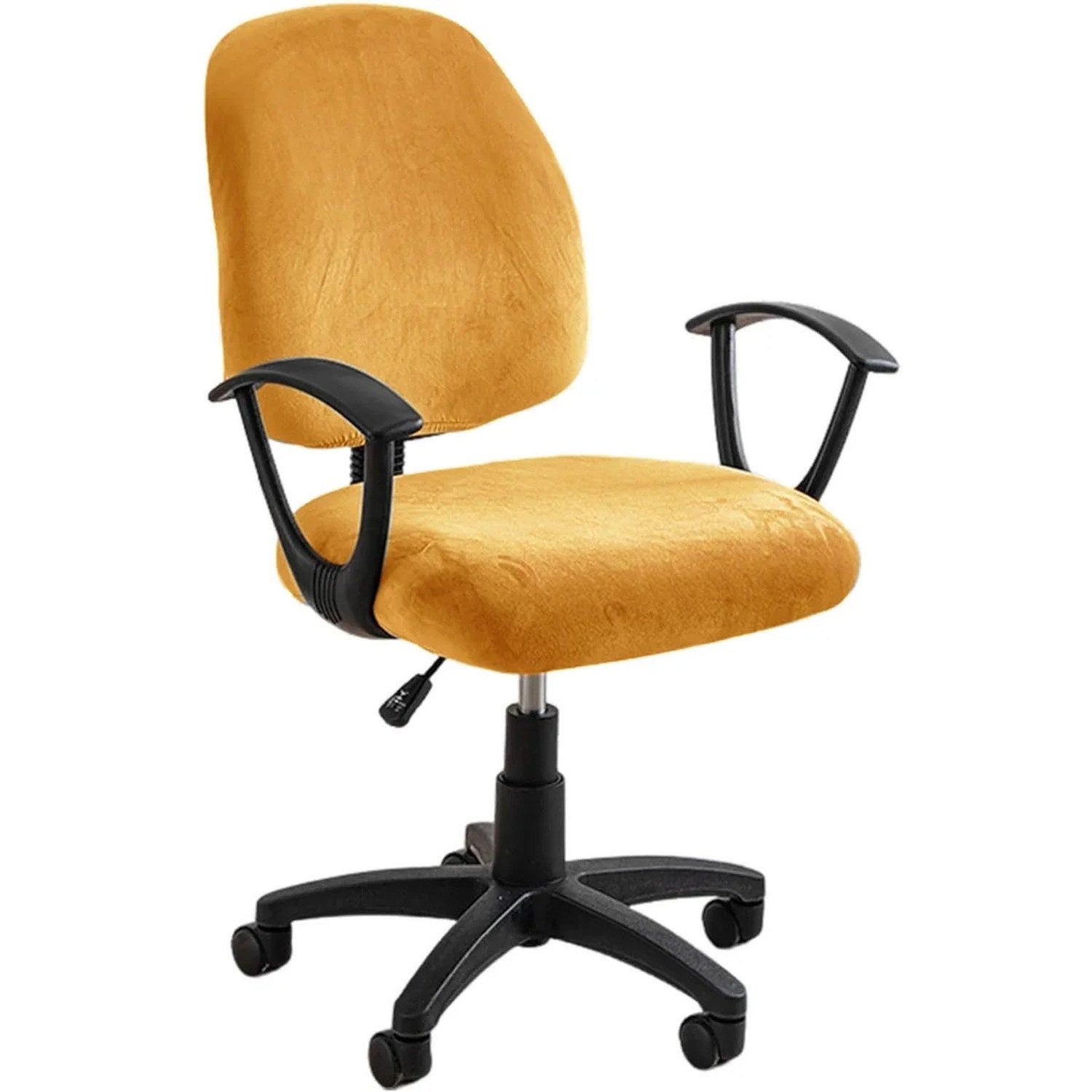 Housse de chaise de bureau en velours moutarde installee sur un fauteuil de bureau