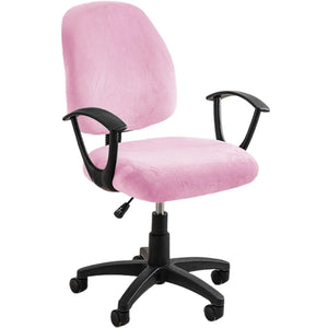 Housse de chaise de bureau en velours rose installee sur un fauteuil de bureau