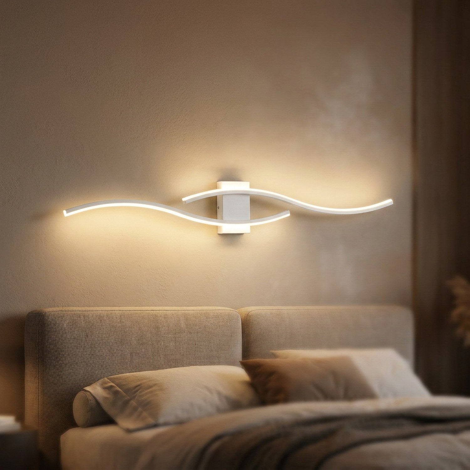 Applique murale blanche double courbe LED 60cm allumée au dessus d'une tête de lit