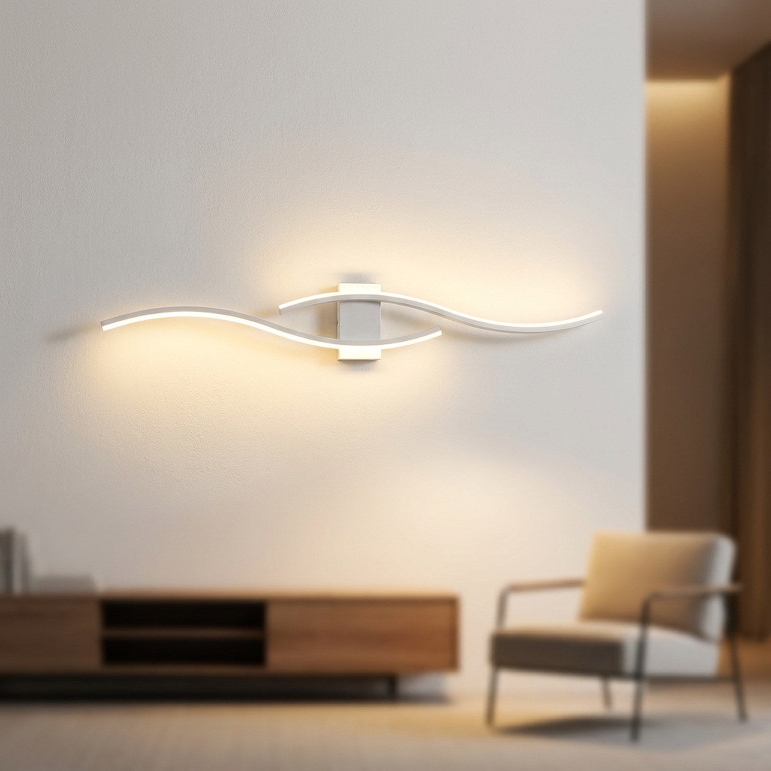 Applique murale blanche double courbe LED 80cm allumée dans un salon minimaliste