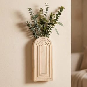 Vase mural en bois clair arqué seul avec eucalyptus
