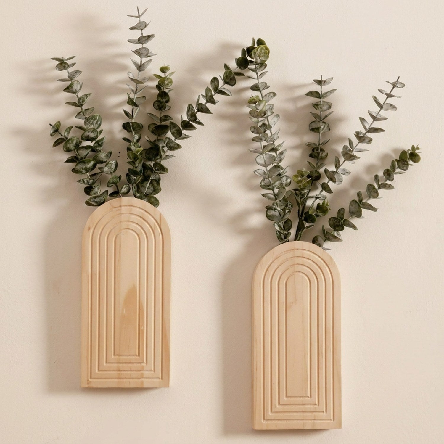 Lot de deux vases muraux en bois clair arqués avec eucalyptus