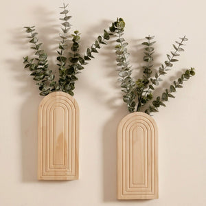 Lot de deux vases muraux en bois clair arqués avec eucalyptus
