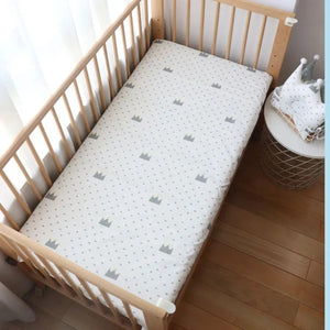 Drap housse bébé motif couronnes grises sur fond blanc