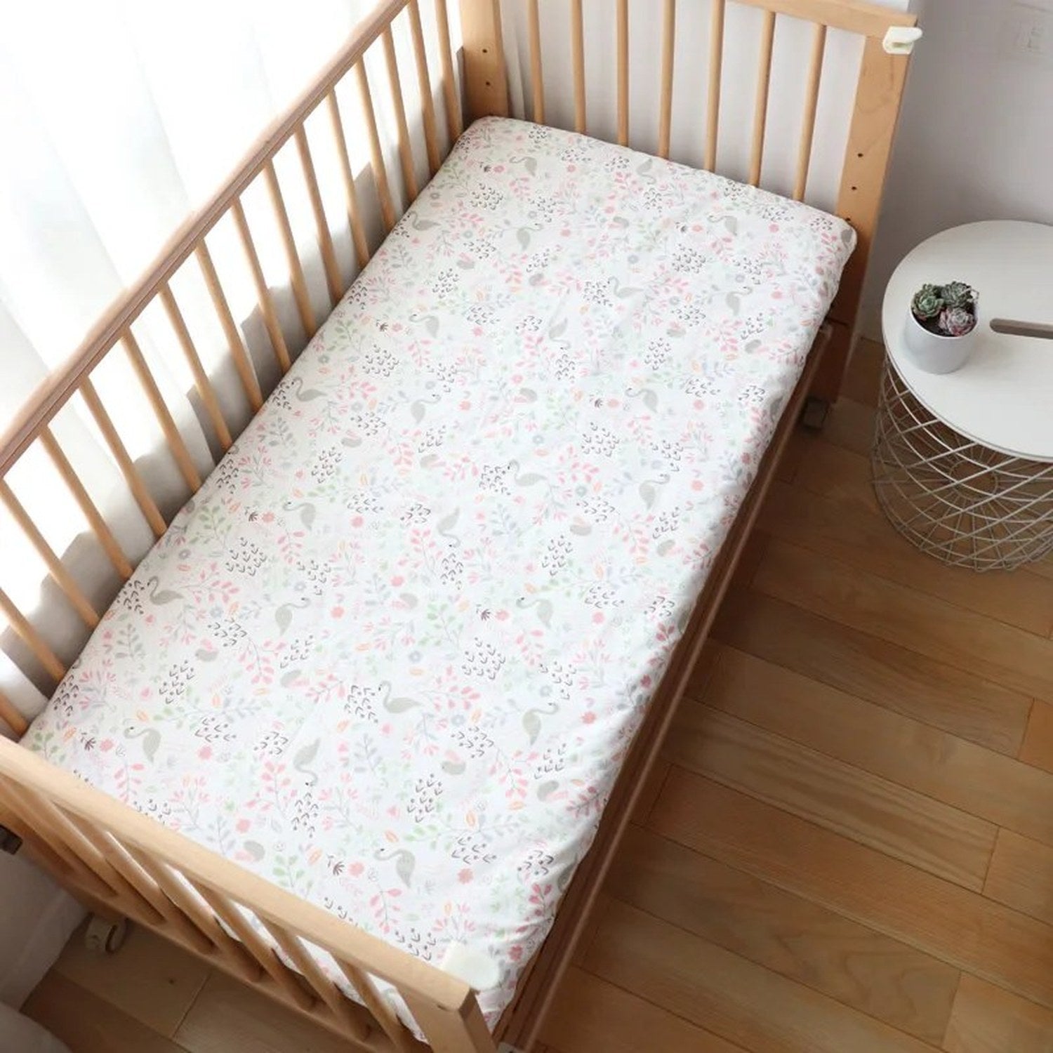 Drap housse bébé motif cygnes roses et fleurs