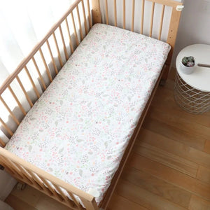 Drap housse bébé motif cygnes roses et fleurs
