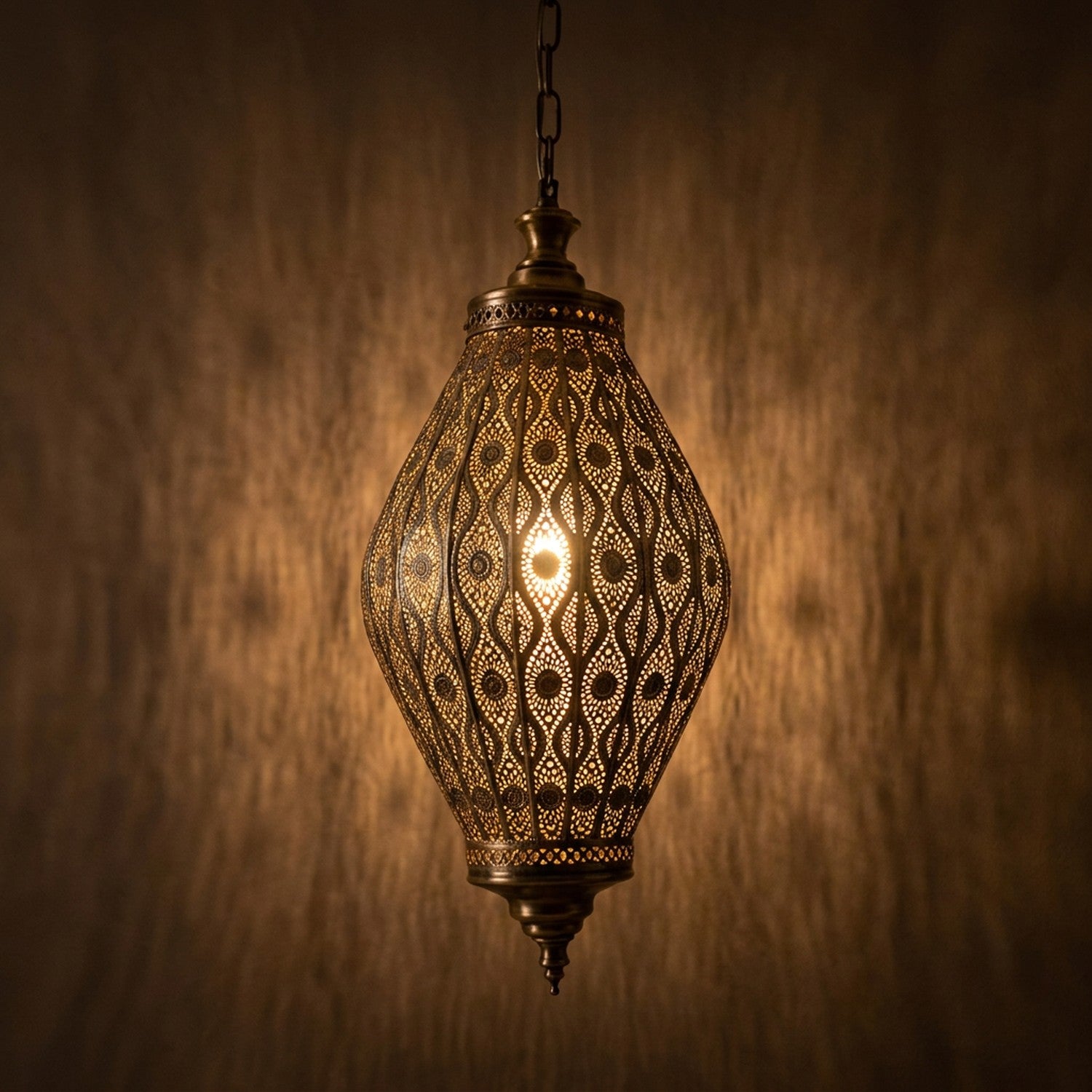 Suspension marocaine modèle diamant en bronze ajouré allumée