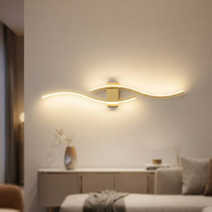 Applique murale dorée double courbe LED 60cm allumée dans un salon élégant