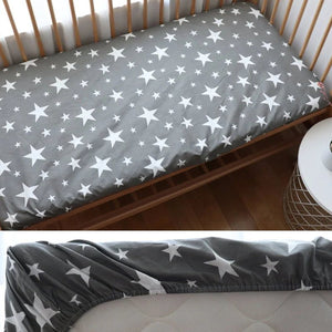 Drap housse bébé motif étoiles blanches sur fond gris