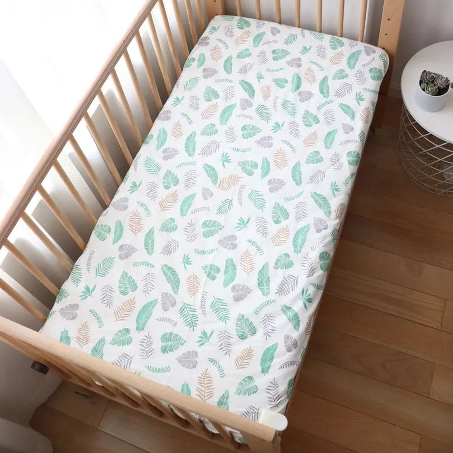 Drap housse bébé motif feuillage pastel vert et rose