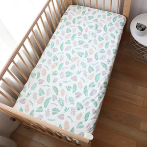 Drap housse bébé motif feuillage pastel vert et rose