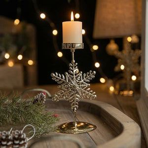 Chandelier de Noël doré à motif flocon avec bougie allumée