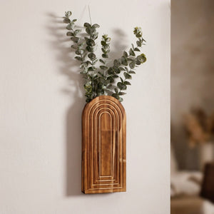 Vase mural en bois foncé arqué seul avec eucalyptus