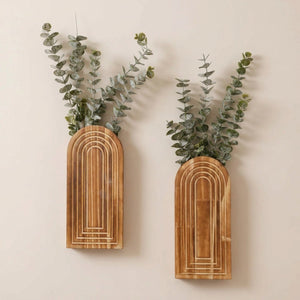 Lot de deux vases muraux en bois foncé arqués avec eucalyptus