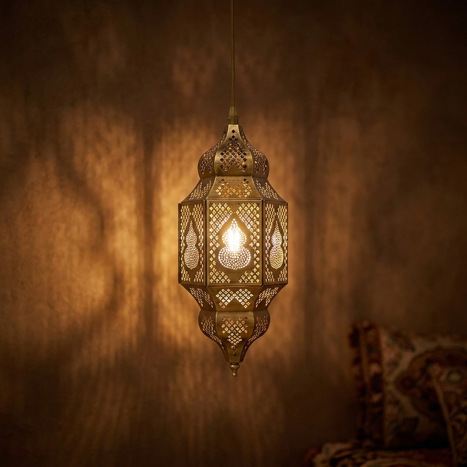 Suspension marocaine modèle lanterne hexagonale en laiton ajouré allumée