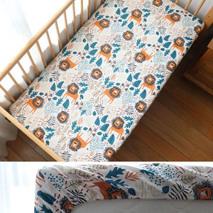 Drap housse bébé motif lionceaux colorés et feuillage