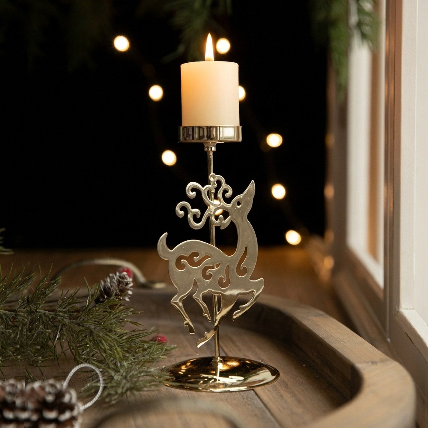 Chandelier de Noël doré à motif renne avec bougie allumée