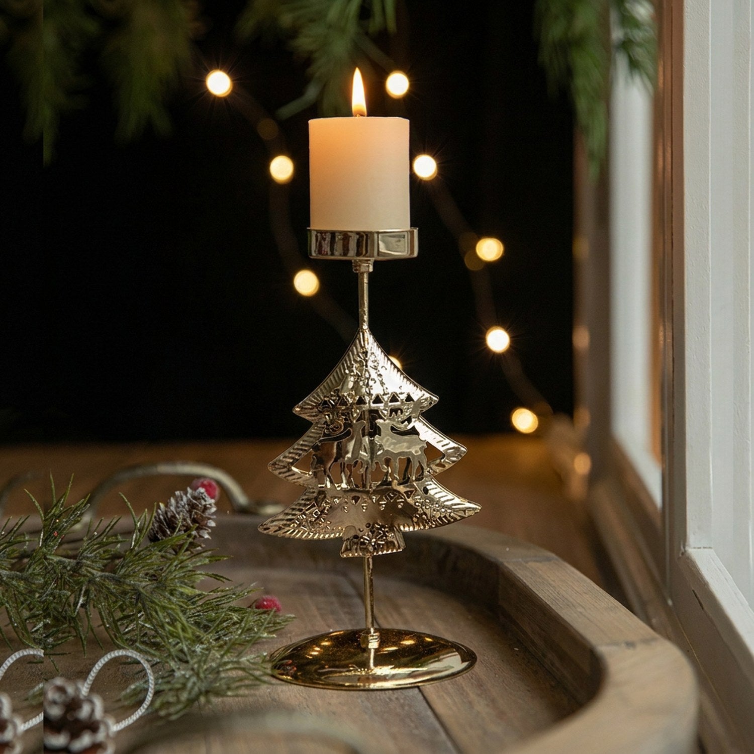 Chandelier de Noël doré à motif sapin avec bougie allumée