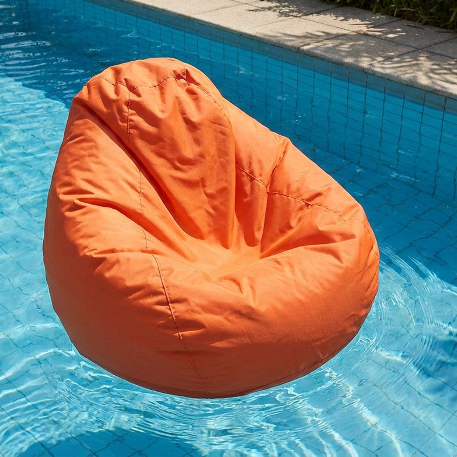 Housse de pouf poire orange imperméable flottant dans une piscine