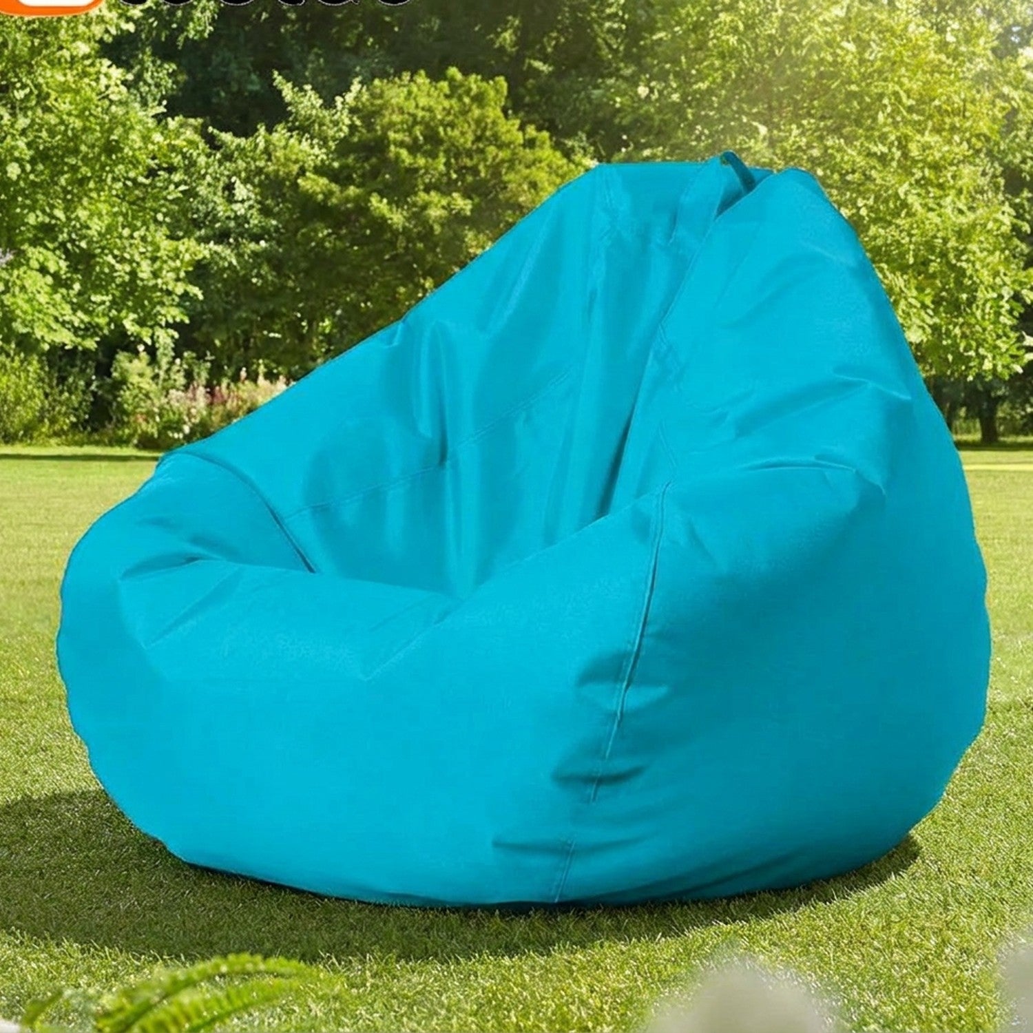 Housse de pouf poire turquoise sur une pelouse ensoleillée