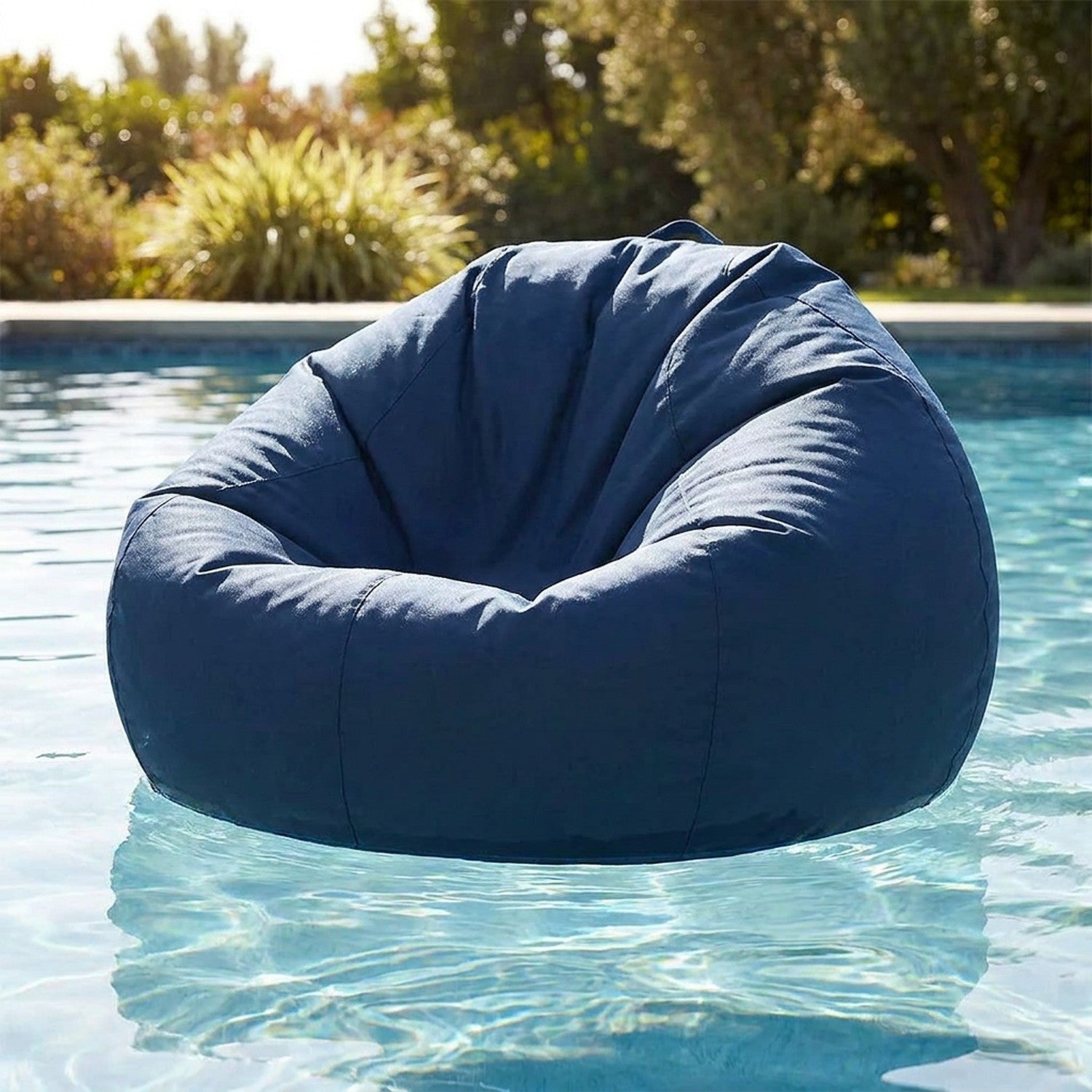Housse de pouf poire bleu foncé flottant dans une piscine