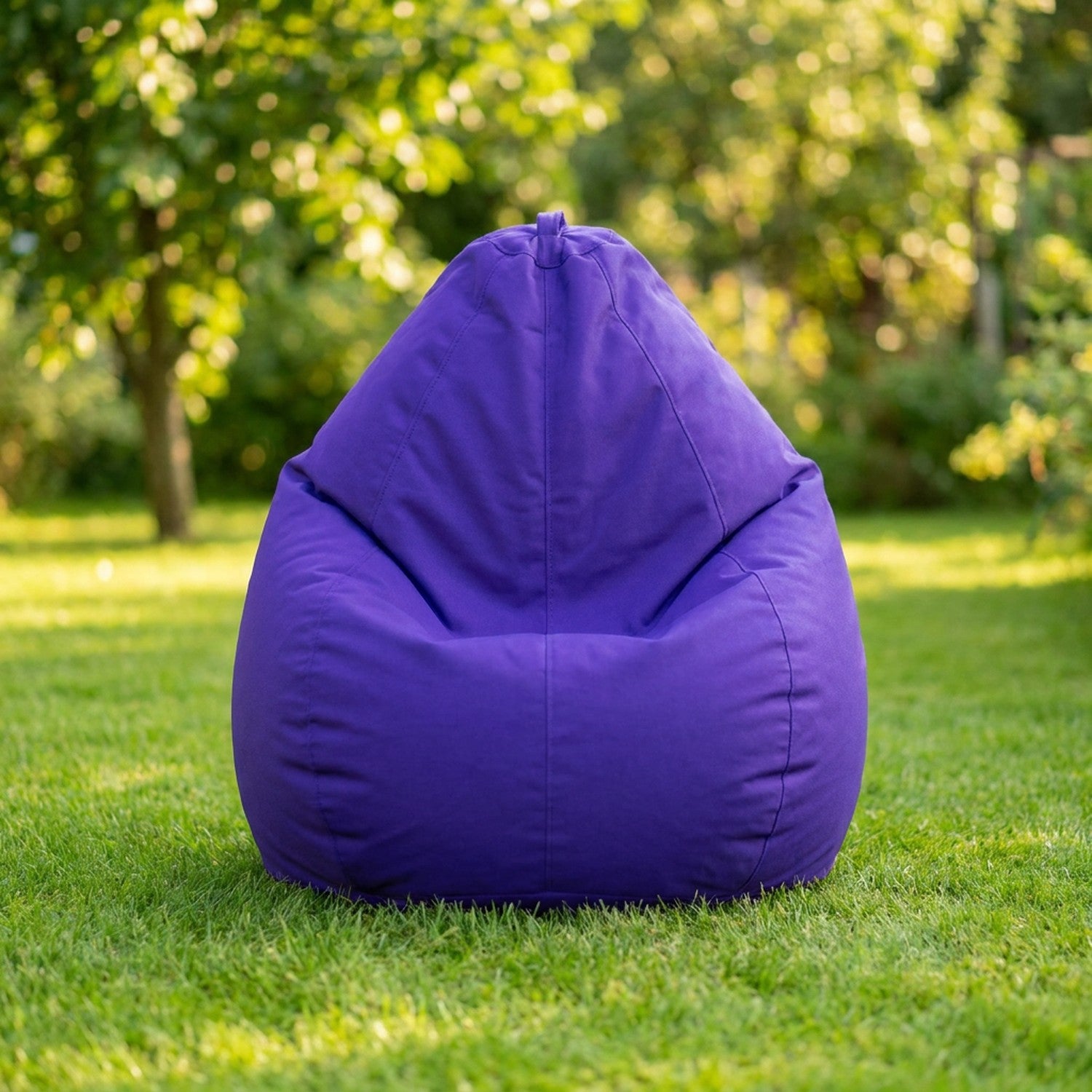 Housse de pouf poire violette sur une pelouse de jardin