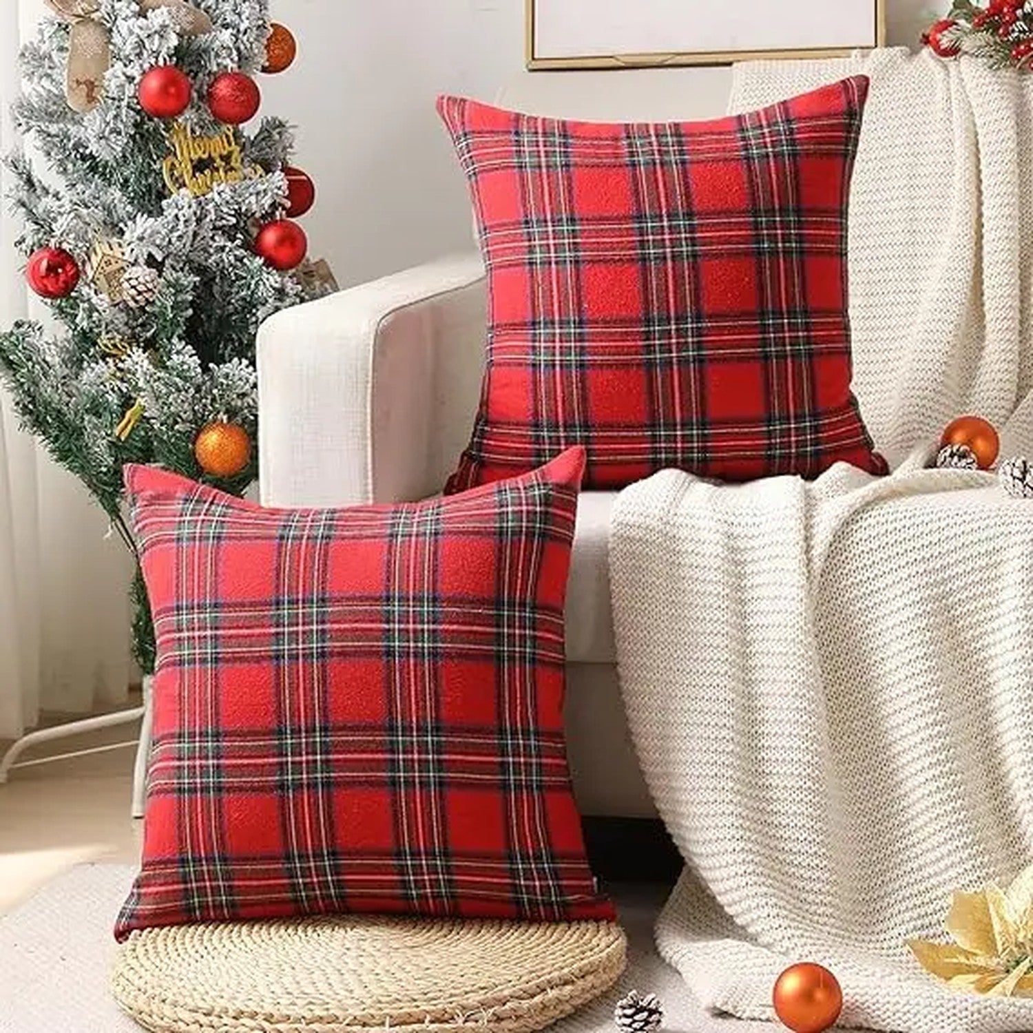 Housse de coussin de Noël à carreaux tartan rouge sur un fauteuil