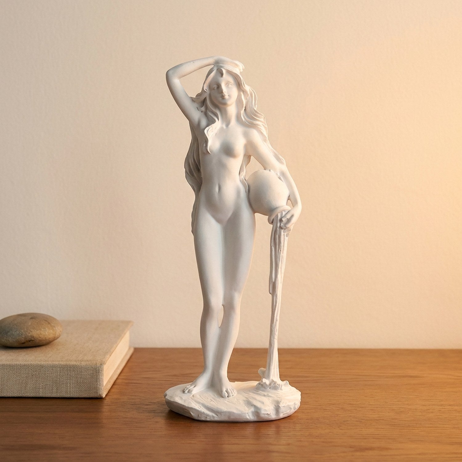 Aphrodite à la sphère 19 cm sculpture résine blanche