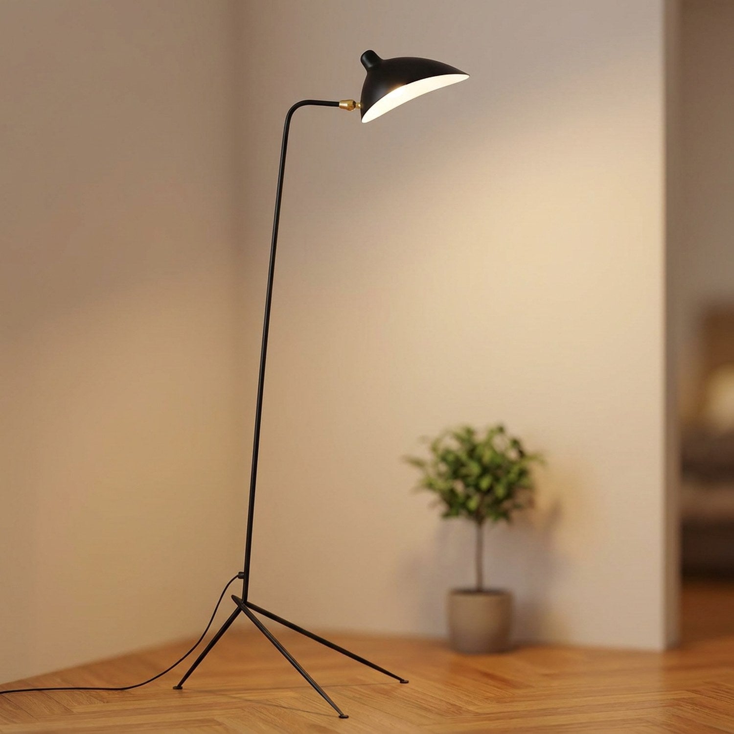 Lampadaire trépied une tête en métal noir avec abat-jour orientable allumé