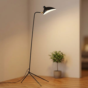 Lampadaire trépied une tête en métal noir avec abat-jour orientable allumé