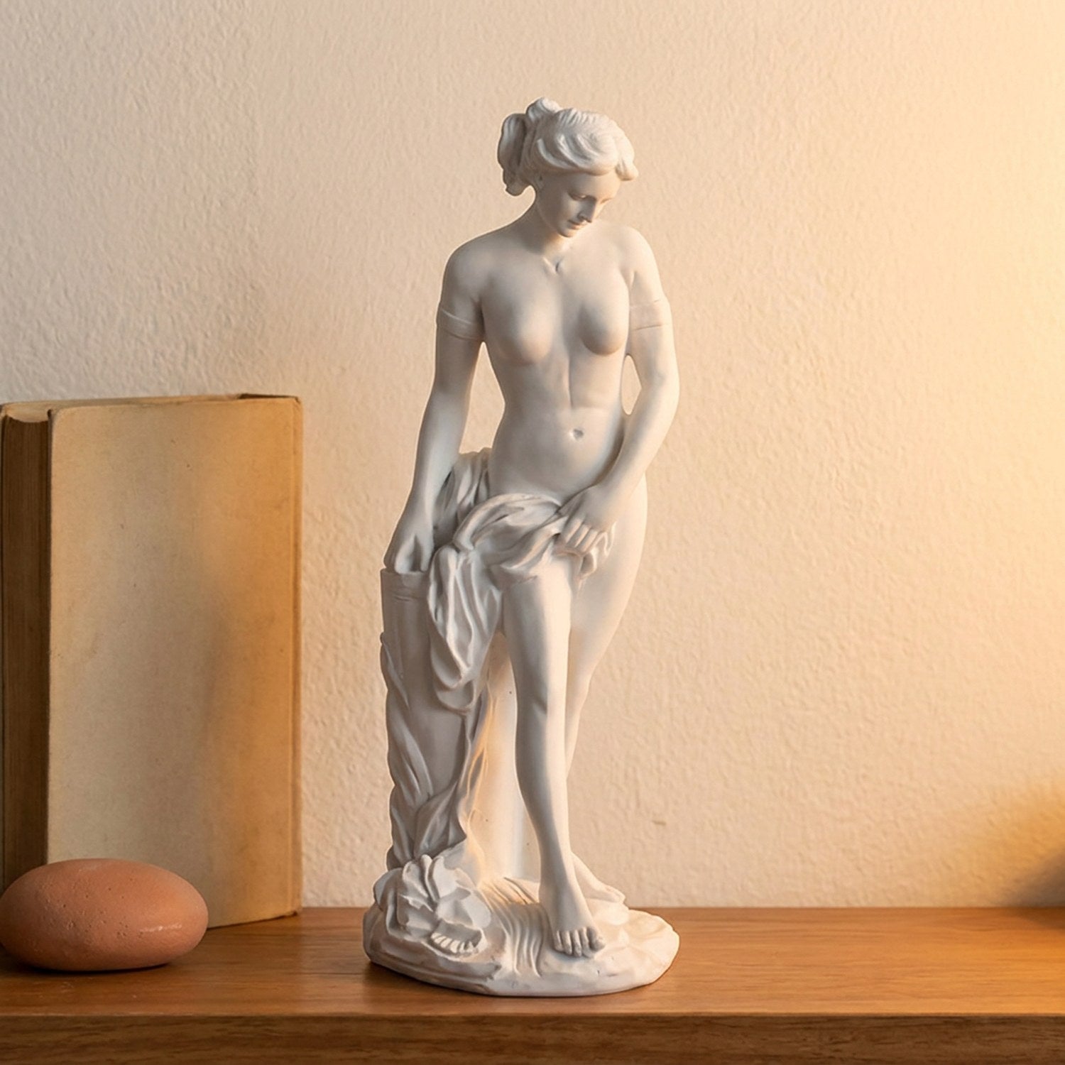 Aphrodite debout 26 cm sculpture résine blanche