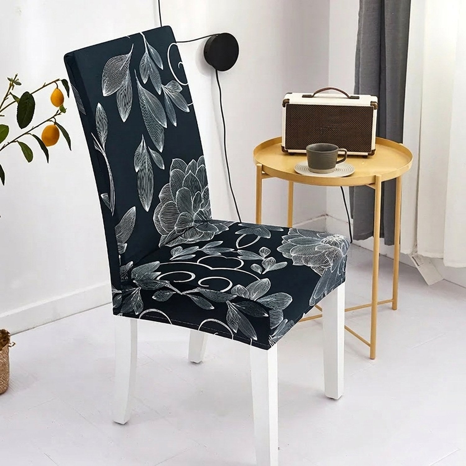 Housse de chaise imprimée feuillage botanique blanc sur fond sombre