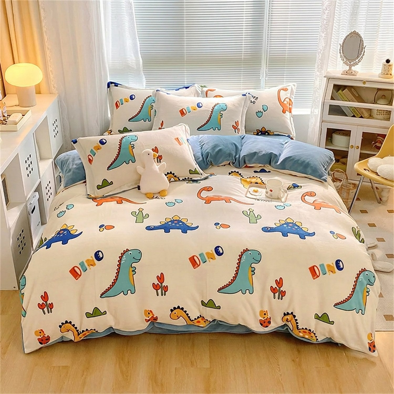Parure de lit dinosaure motif Dino Coloré posée sur un lit fait