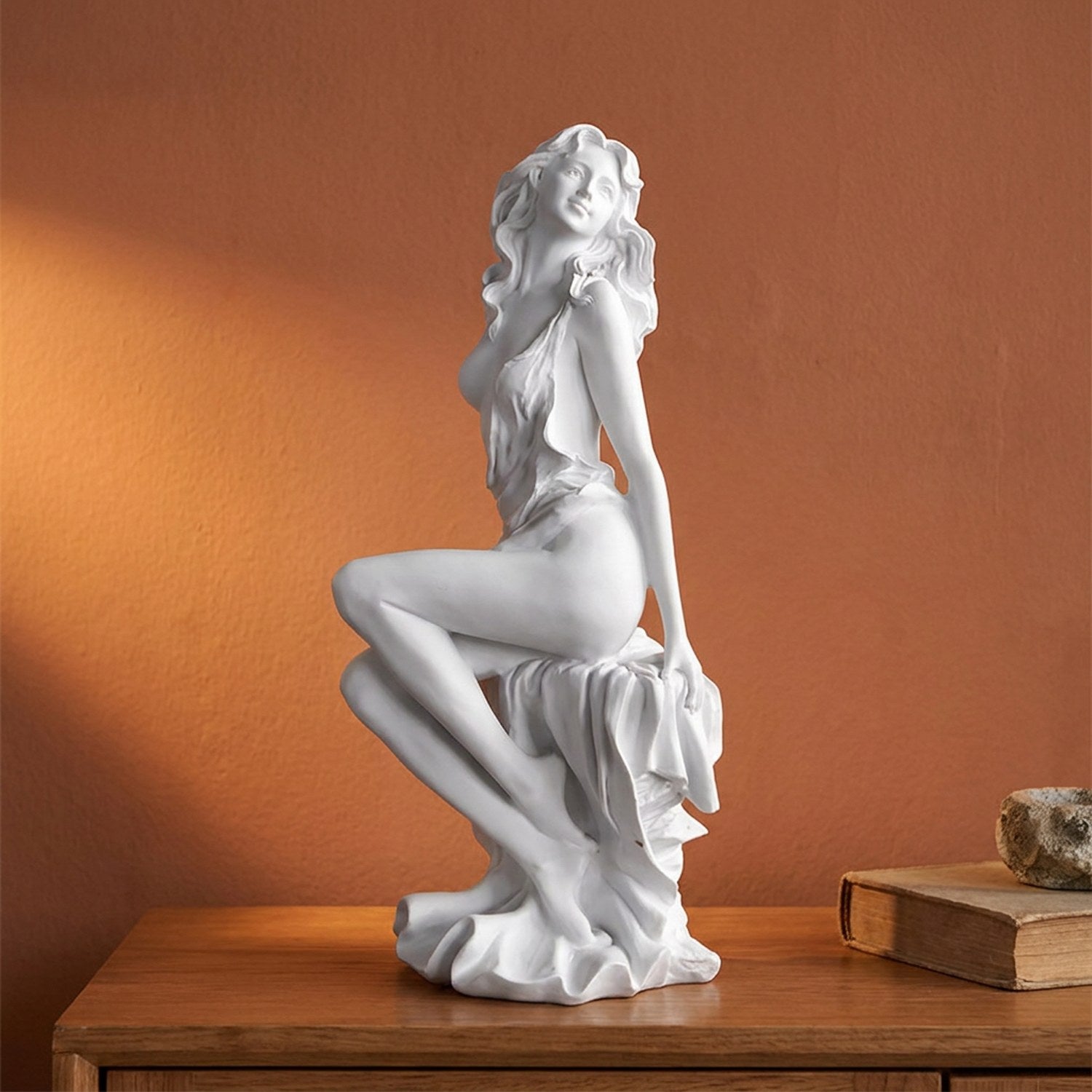 Muse assise 30 cm sculpture résine blanche