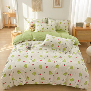 Parure de lit dinosaure motif Dino Fraise posée sur un lit fait