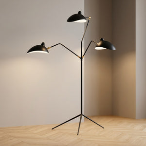 Lampadaire trépied trois têtes en métal noir aux bras articulés allumé