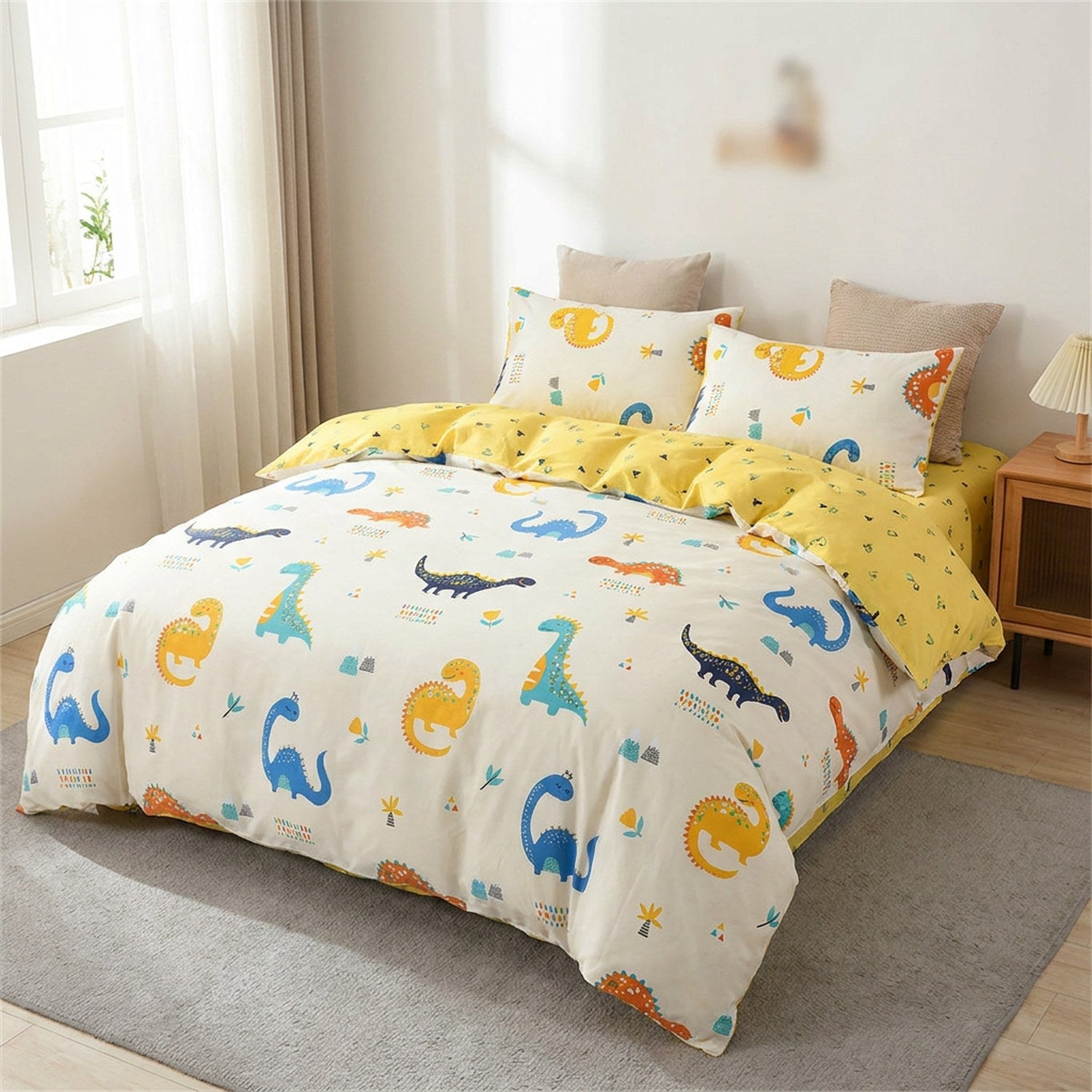 Parure de lit dinosaure motif Dino Soleil posée sur un lit fait