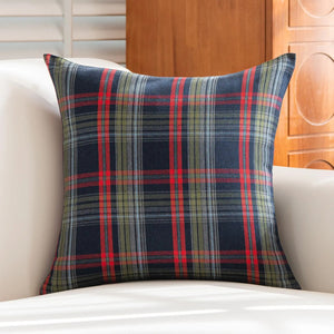 Housse de coussin de Noël à carreaux tartan bleu foncé sur un canapé