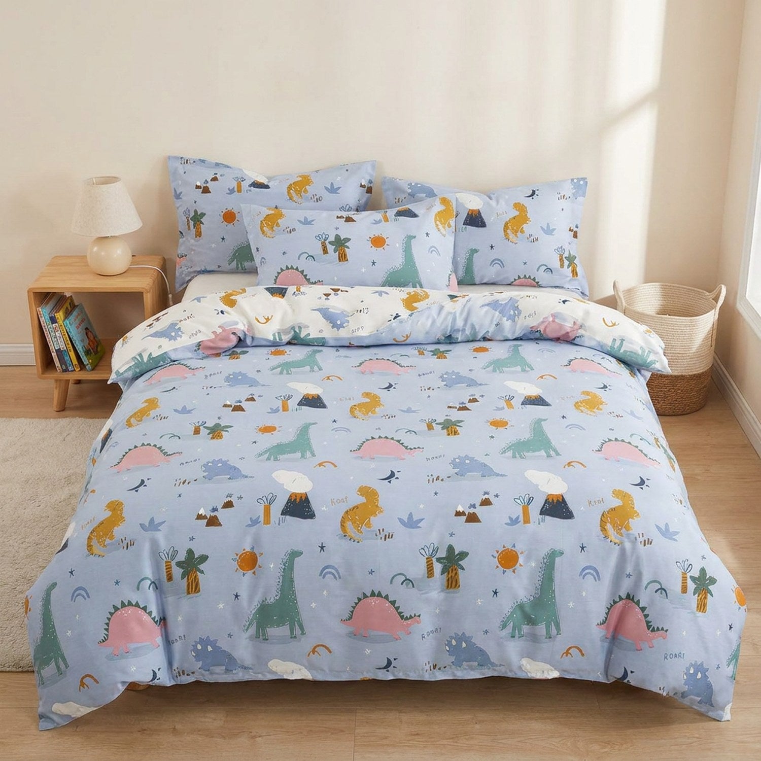 Parure de lit dinosaure motif Dino Volcan posée sur un lit fait