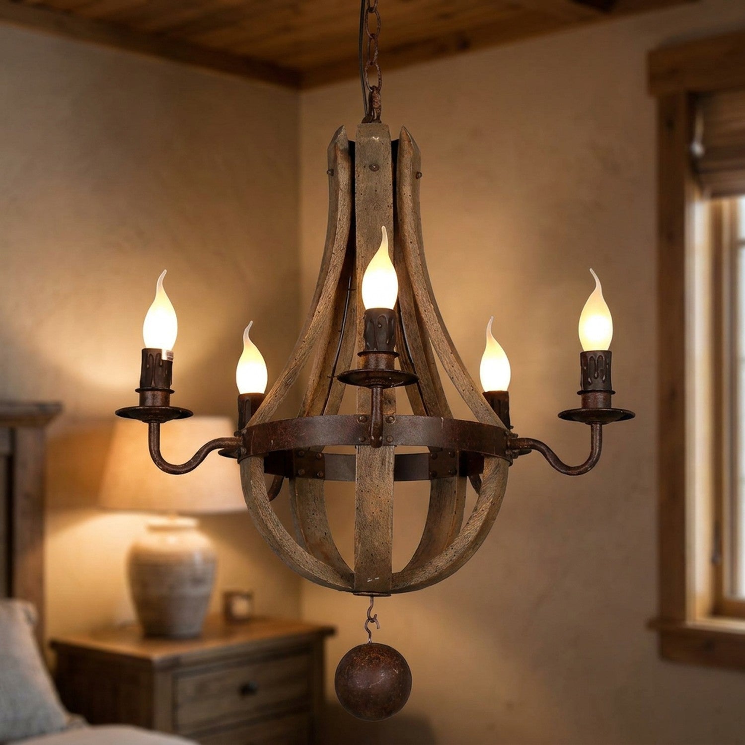 Lustre vintage en bois cinq lampes bougie suspendu dans une chambre rustique