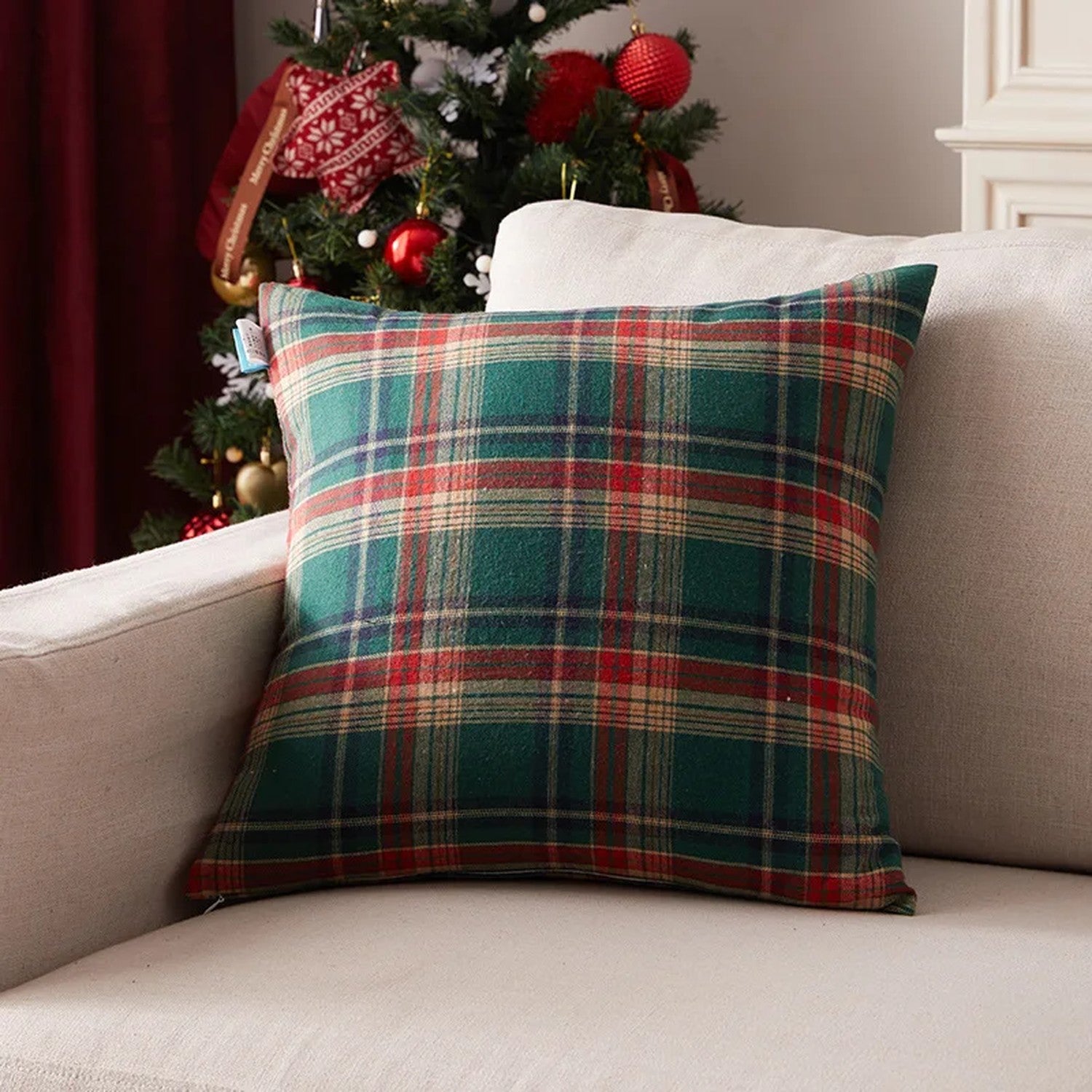 Housse de coussin de Noël à carreaux tartan vert près d'un sapin
