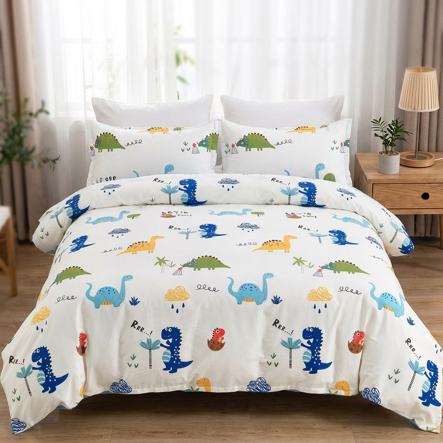 Parure de lit dinosaure motif Dino Nuage posée sur un lit fait