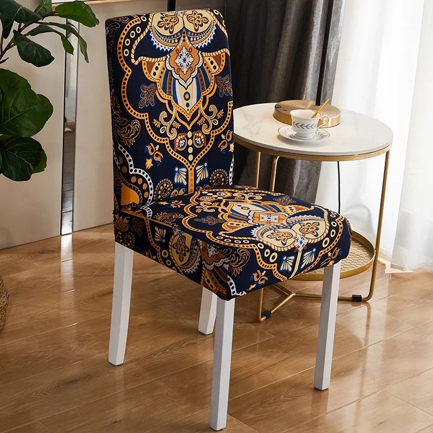 Housse de chaise imprimée mandala doré sur fond bleu nuit