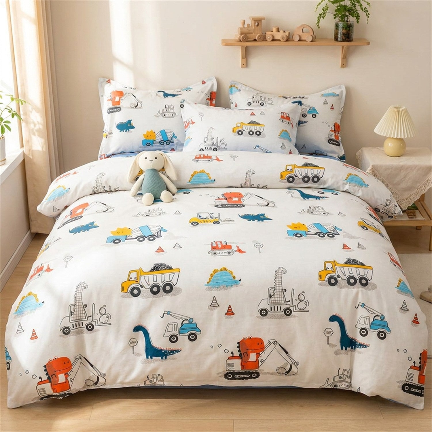 Parure de lit dinosaure motif Dino Chantier posée sur un lit fait